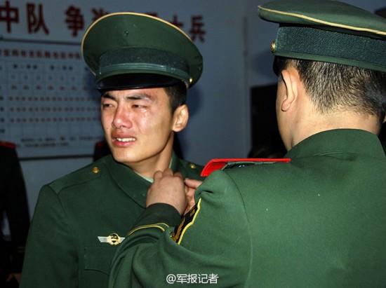 卸下军衔那一刻美女老兵泪流满面组图4