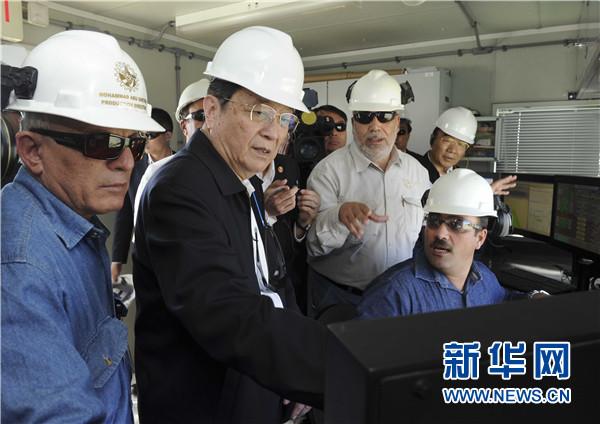 11月8日,正在约旦进行正式友好访问的全国政协主席俞正声在安曼参观阿拉伯钾肥公司。这是俞正声在采盐船上仔细询问开采情况。 新华社记者 张铎 摄