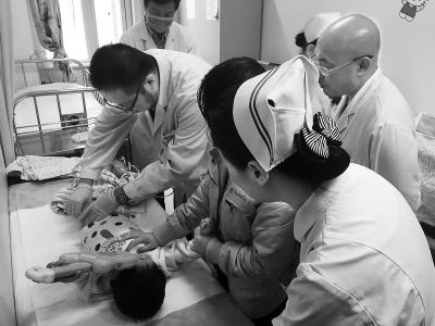 强强在北大第一医院小儿外科接受治疗从郑州驶来,原定于昨天中午12点