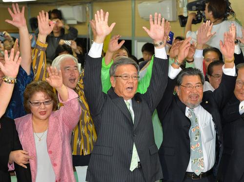 冲绳县新知事反美军基地搬迁 安倍政府提出警告