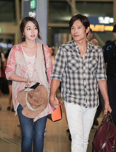 李秉宪遭勒索案将二审妻子李珉廷复工图