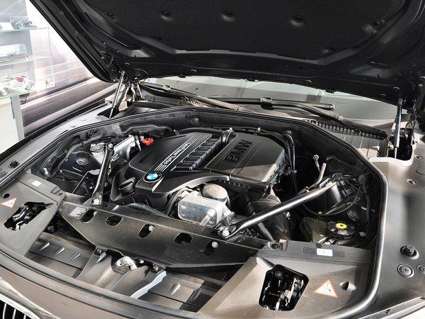 宝马(进口) 740li 3.0t 发动机局部特写