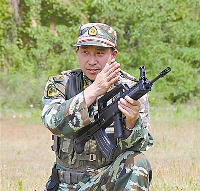 武警团长处置西北群体性事件一脚踢倒持砍刀男子