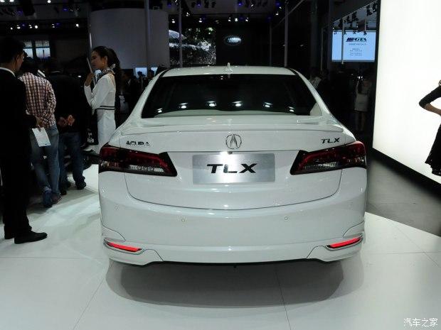 外观方面,新车采用了讴歌标志性的盾型前进气格栅,配以细长条状的前