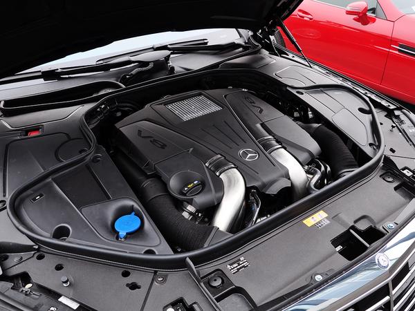 奔驰(进口) s500l 4.7t 自动 发动机主体特写