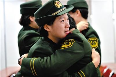 北京武警退伍女兵含泪拥抱告别训练不输男儿图