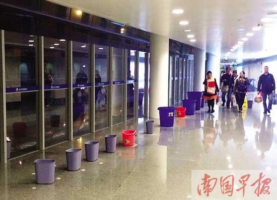 南宁机场新航站楼天花板漏水 机场称商家装修所致