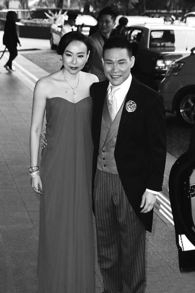 46岁的港星苏永康与妻子冯翠珊在香港举行婚礼,苏永康在圈中人缘甚好