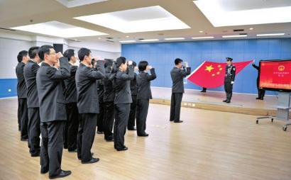 专家向宪法宣誓强化公职人员敬畏公权