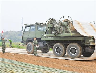 二炮某部演练重型机械化路面铺设铺路车亮相图