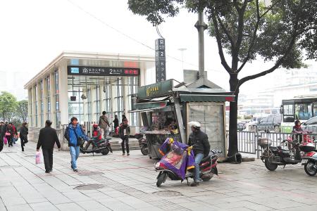 长沙地铁口成管理真空地带摩的扎堆乞讨者盘踞