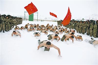 新疆伊犁军分区新兵雪中赤膊练俯卧撑图