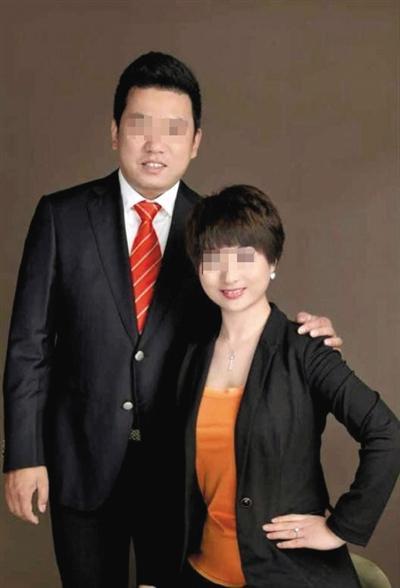 11月25日凌晨,李妍等四人穿过这条石缝,走到了绝壁边跳崖