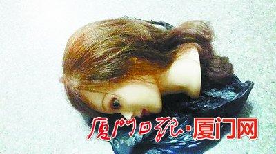 座椅下的黑色塑料袋里露出一颗毛茸茸的女人"头颅",女乘客一声凄厉的