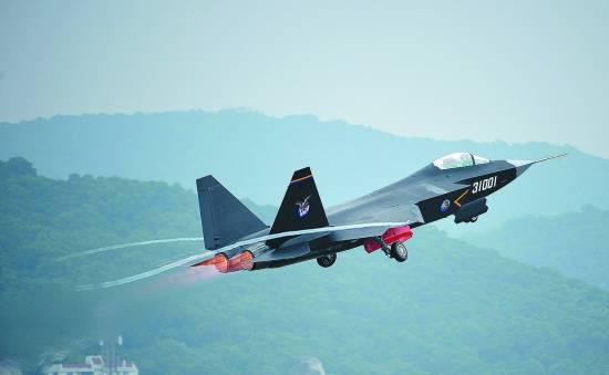 11月9日,第十届珠海航展上,国产歼-31隐形战斗机进行热身飞行.