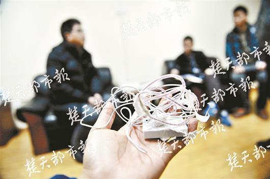 图文:考场内揪出多名枪手和违规考生