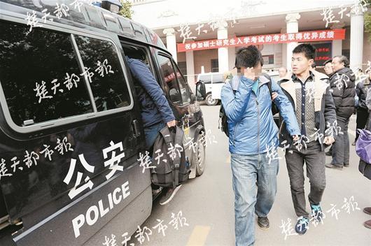 图文:考场内揪出多名枪手和违规考生