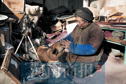 河南版忠犬八公推残疾主人摆摊 引热议老人收到捐助