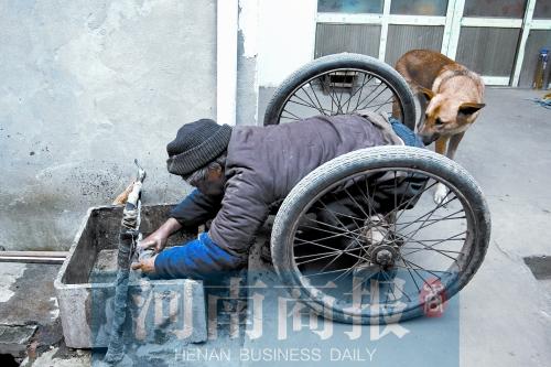 河南版忠犬八公推残疾主人摆摊 引热议老人收到捐助