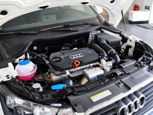 奥迪(进口) 30 TFSI 发动机主体特写