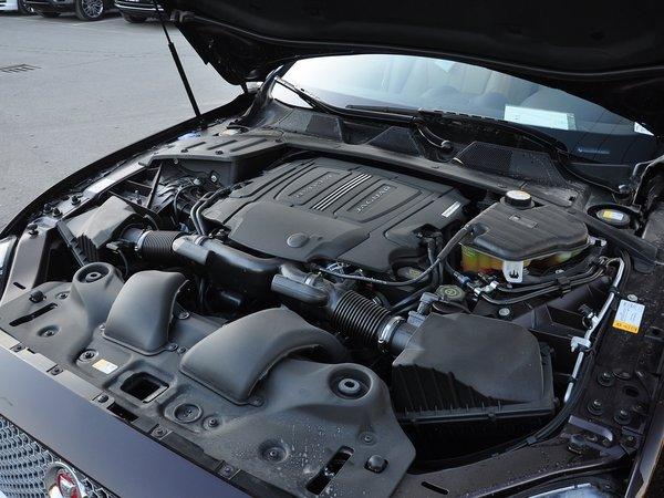 捷豹 xjl 3.0 sc 发动机主体特写