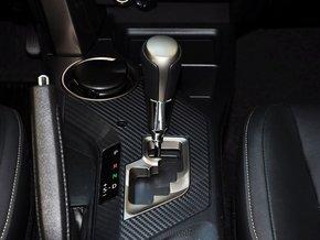 一汽丰田 2.5L 自动 挂档把手特写