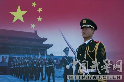 天安门国旗护卫队苦练手练得拿不住筷子组图5