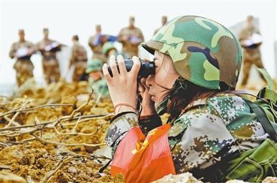 扬州女民兵考核野外警戒布哨手举望远镜图