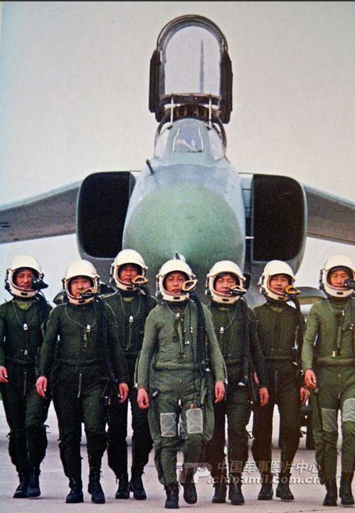 资料照片中国空军试飞员天边传奇 叱咤低空的"驯鹰人"中国优秀的战机