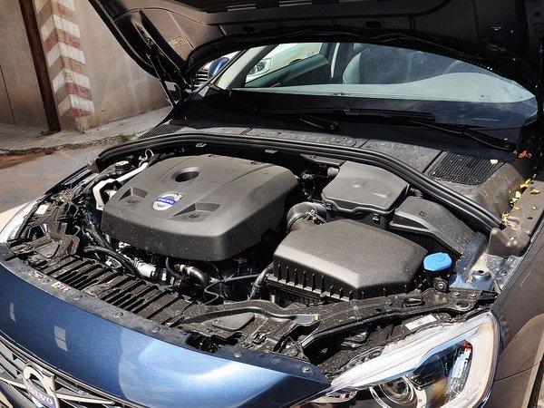 沃尔沃(进口) 2.0t 自动 发动机主体特写