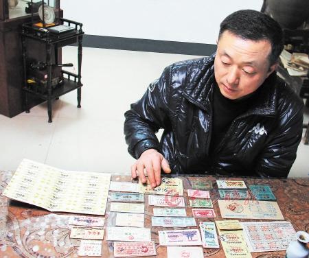 江弘 摄图为整套含毛主席头像粮票.