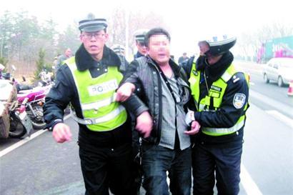 醉驾男子行贿不成诬陷民警偷钱 推搡交警