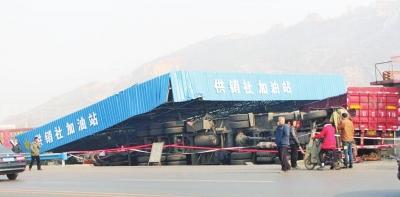 林州市大货车失控侧翻撂倒加油站 造成2人轻伤