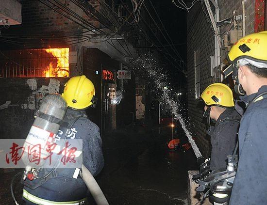 公寓楼突发大火50多人被困 18辆电动车被烧毁(图)