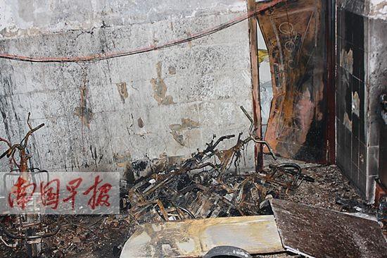 公寓楼突发大火50多人被困 18辆电动车被烧毁(图)