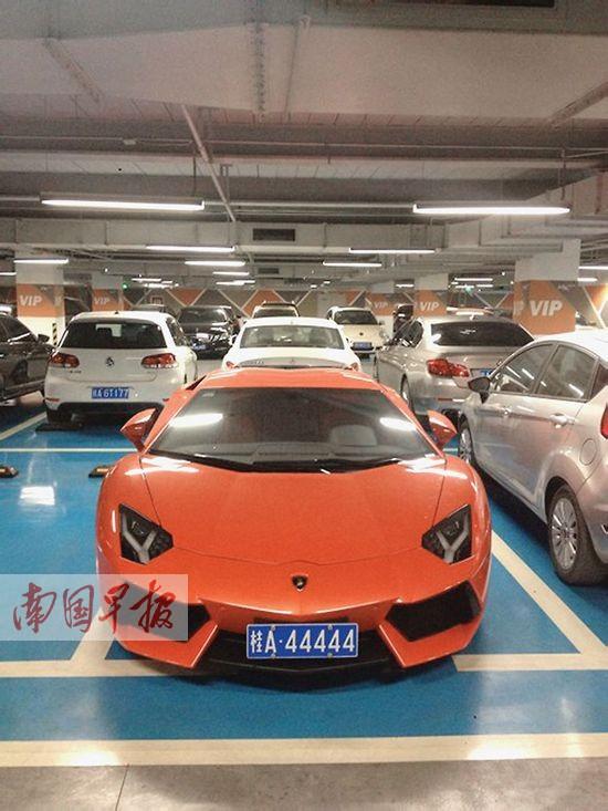 几辆豪车挂着同一