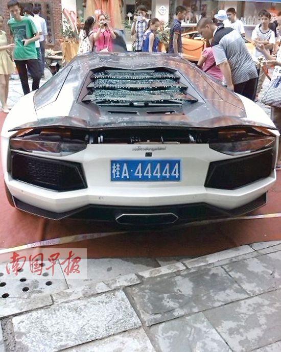 几辆豪车挂着同一