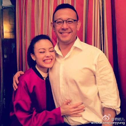 容祖儿靠姜文怀中合影闭眼大笑(图)