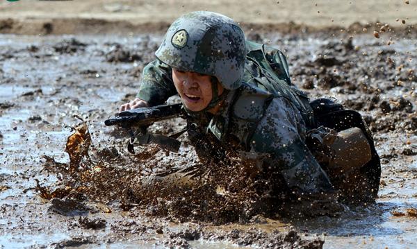 陆军第54集团军某机步团从严设置训练环境,让官兵在艰苦恶劣的环境下