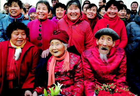 ◥和恩爱八十载的老人合影,晚辈们非常开心.