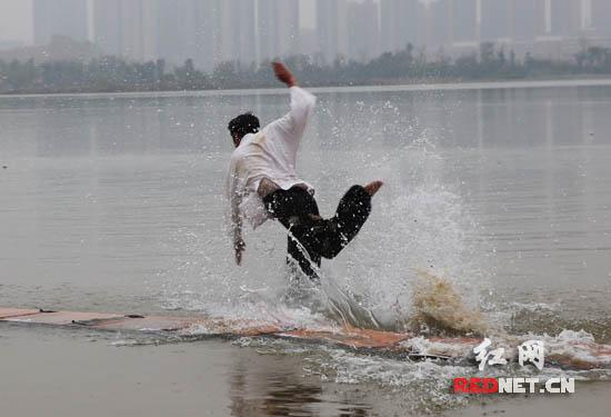 ���ٳ�ɳ�Ĵ������ֳ���սˮ��Ư�����ǳɼ����������롣