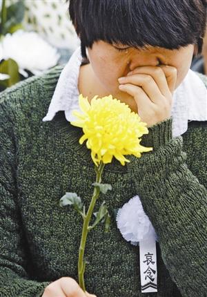 姚贝娜追悼会回放生前歌曲全场安静送别图