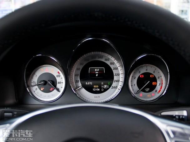 奔驰glk在这点就要比xc60丰富了许多,三幅式炮筒表盘动感十足,外圈为