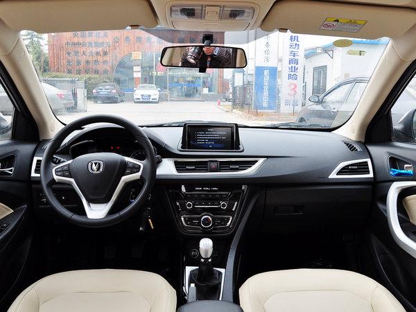 内饰方面,长安悦翔v7的内饰设计同样充满了时尚感;并且整体的颜色搭配