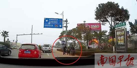 两消防战士路见不平 擒获两名飞车抢夺嫌疑人(图)