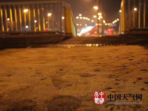 河南山东等多地迎初雪 中东部天气湿冷