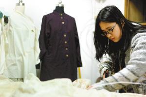 大学毕业生买过时衣服改造后再卖月入过万(图)