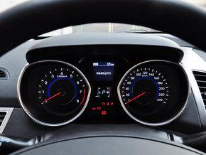 北京现代 1.6L 自动 方向盘后方仪表盘