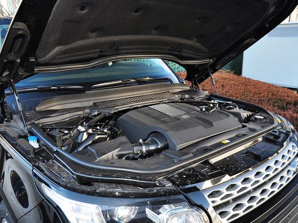 路虎 3.0 V6 发动机主体特写