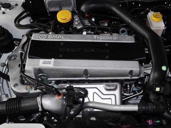 北京汽车(绅宝) 2.0T 自动 发动机主体特写